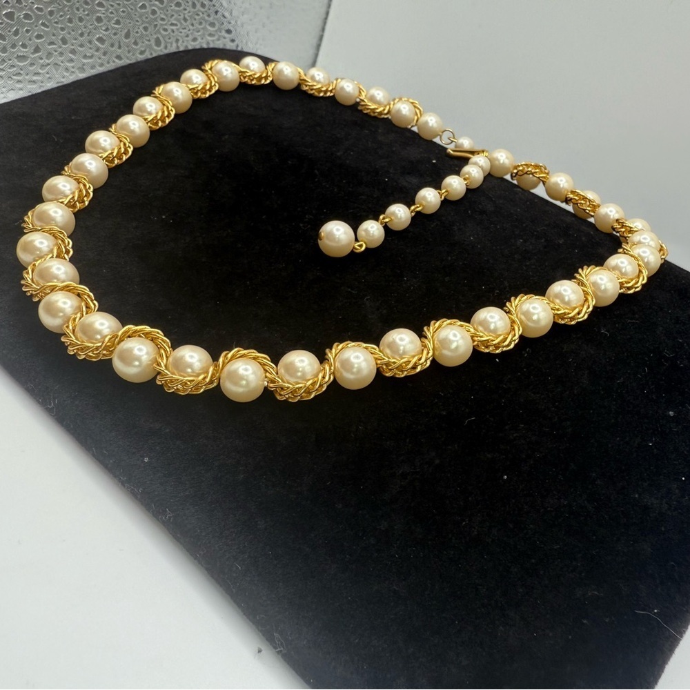 Vintage Faux Pearl Gold Tone Scalloped Collar Necklace - Picture 2 of 2
